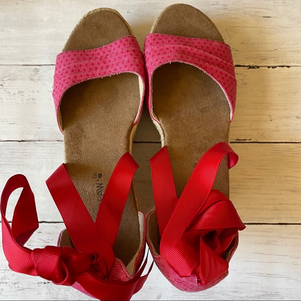 BEARPAW Red Wedge Sandals Size 11 - Picture 8 of 11